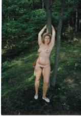 Ines nackt im Wald