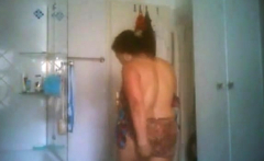 Neue Putzfrau nimmt eine Dusche